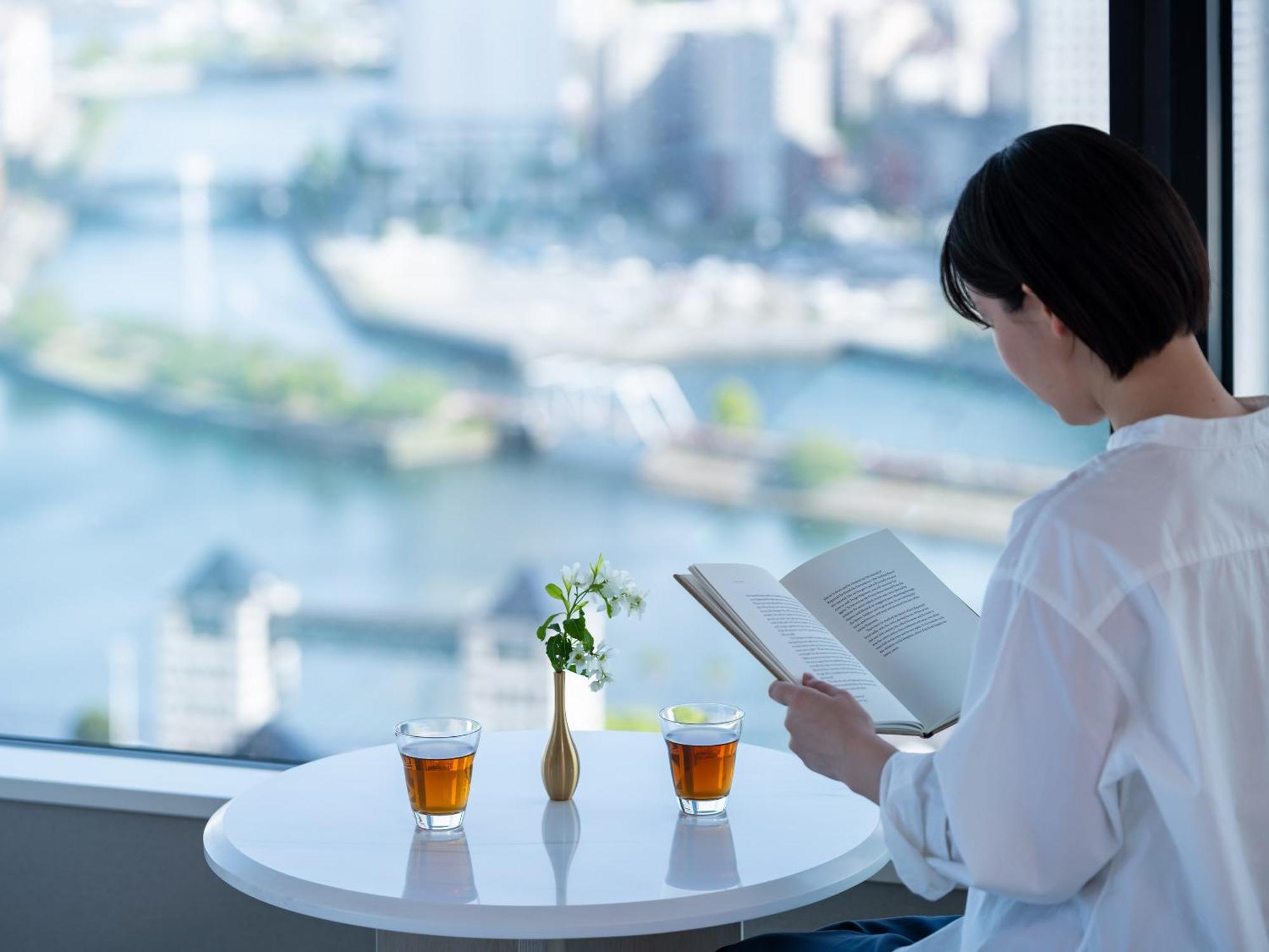 Mitsui Garden Hotel Yokohama Minatomirai Premier المظهر الخارجي الصورة A woman reading a book