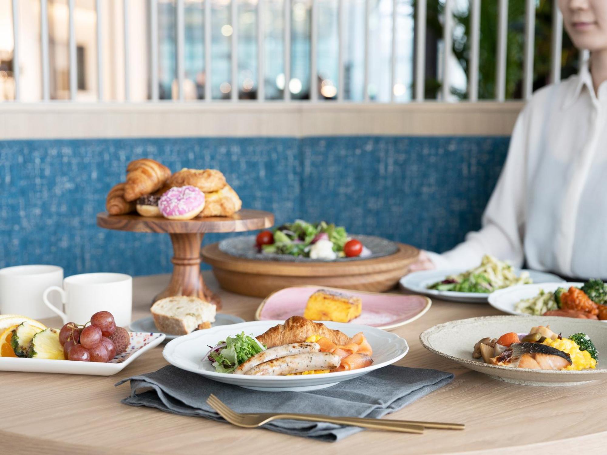 Mitsui Garden Hotel Yokohama Minatomirai Premier المظهر الخارجي الصورة A selection of dishes at the restaurant