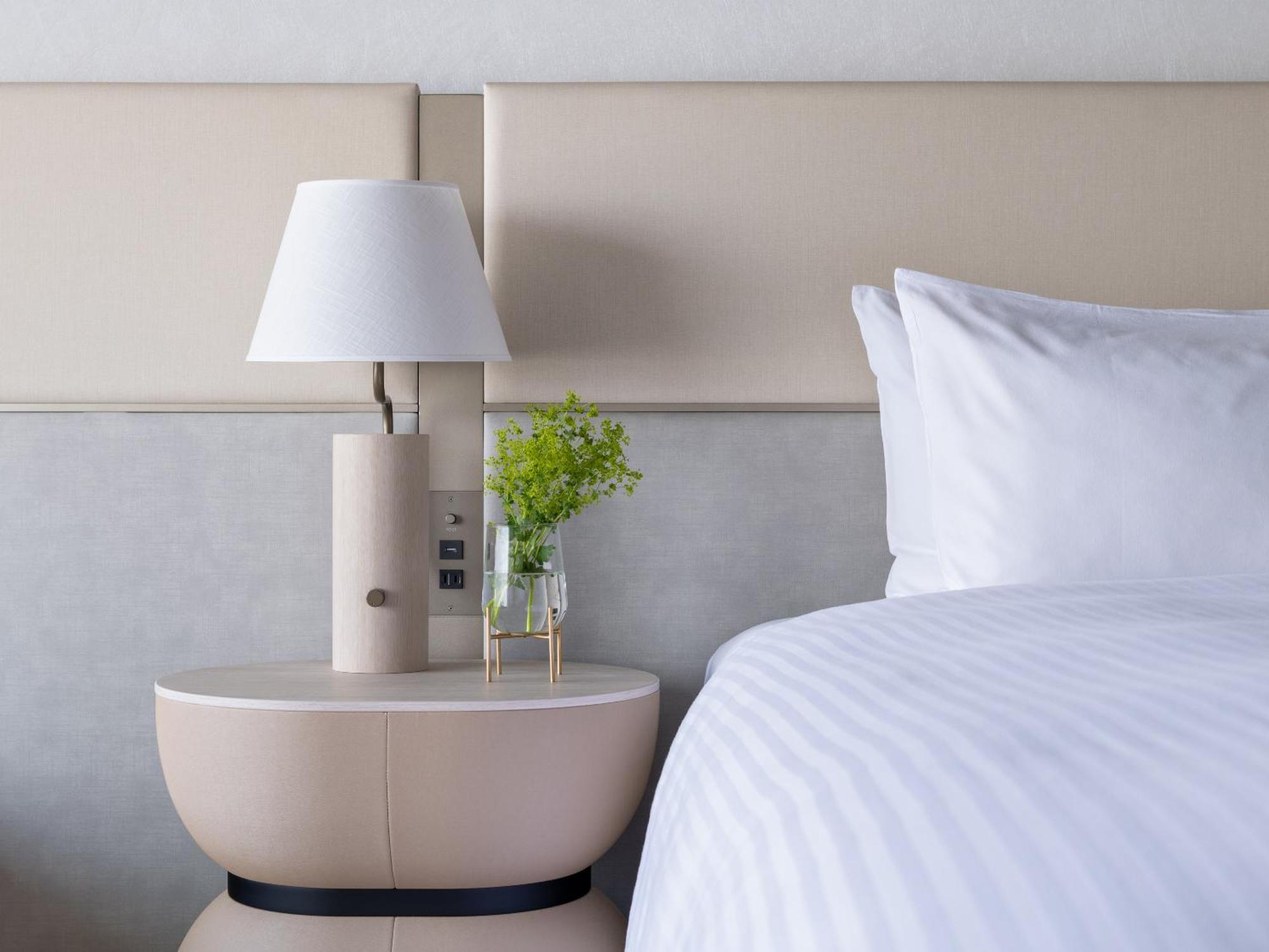 Mitsui Garden Hotel Yokohama Minatomirai Premier المظهر الخارجي الصورة A bedside table