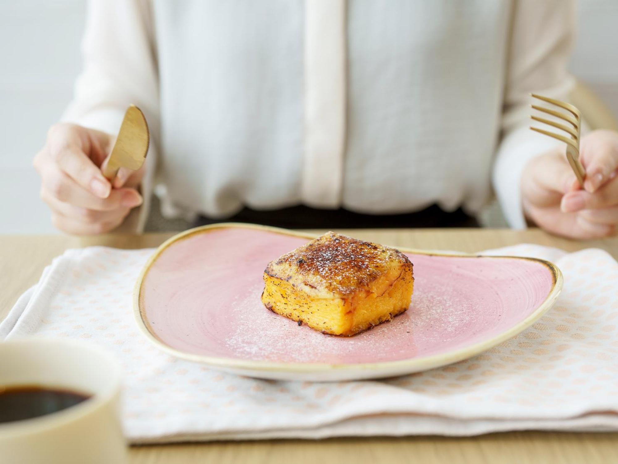 Mitsui Garden Hotel Yokohama Minatomirai Premier المظهر الخارجي الصورة A woman with a plate of food