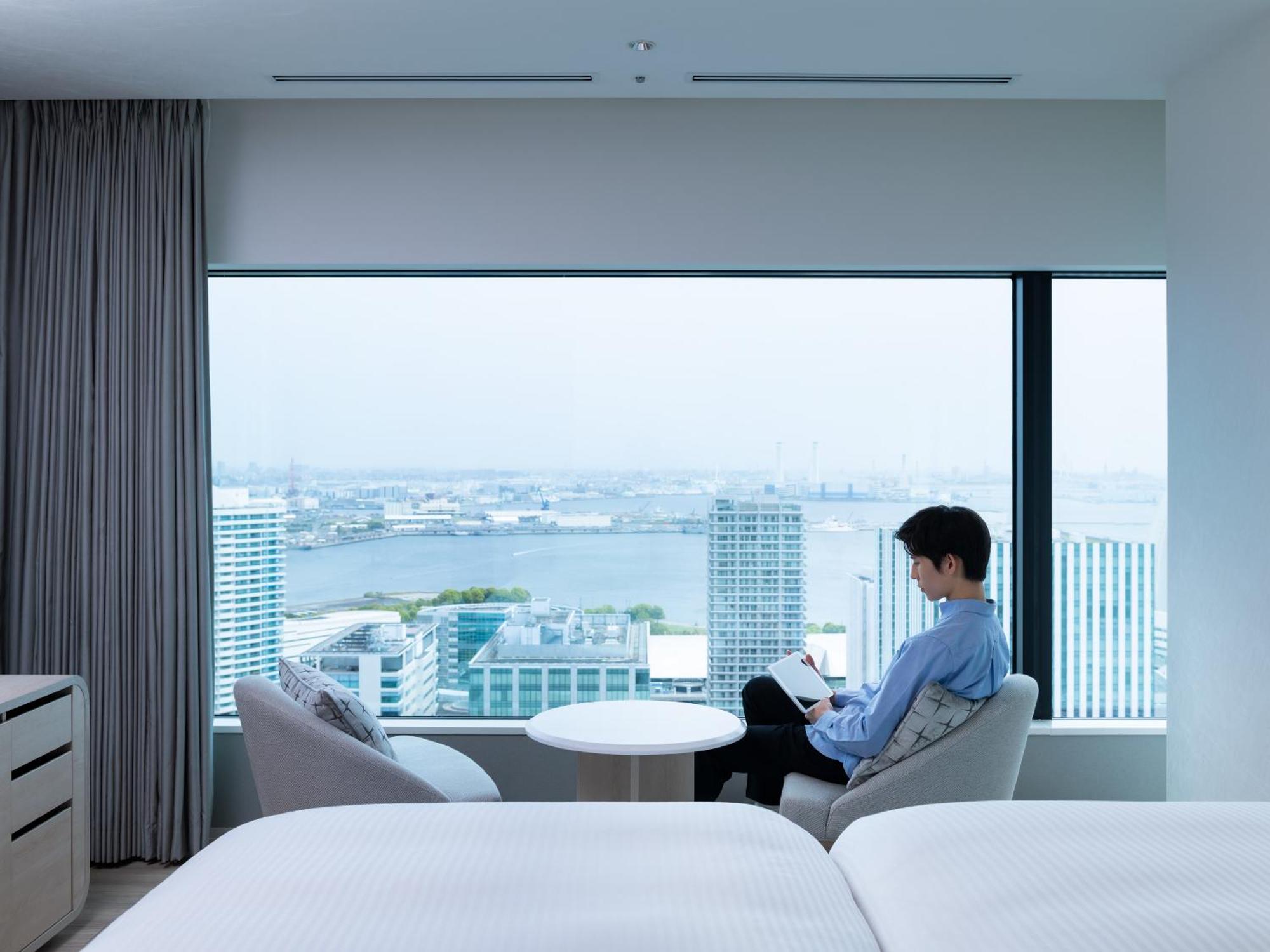 Mitsui Garden Hotel Yokohama Minatomirai Premier المظهر الخارجي الصورة A guest room at the hotel