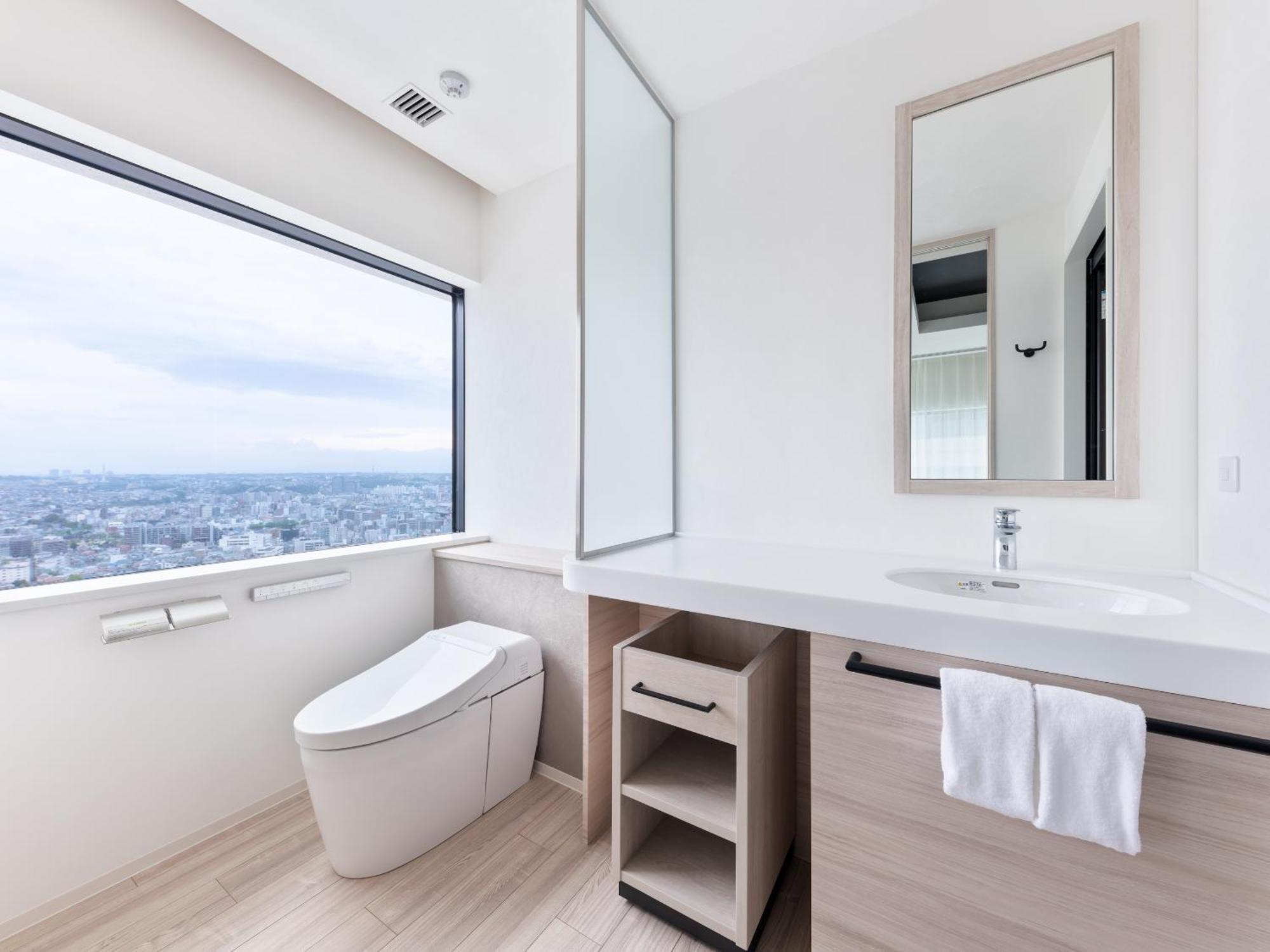 Mitsui Garden Hotel Yokohama Minatomirai Premier المظهر الخارجي الصورة A modern Japanese toilet
