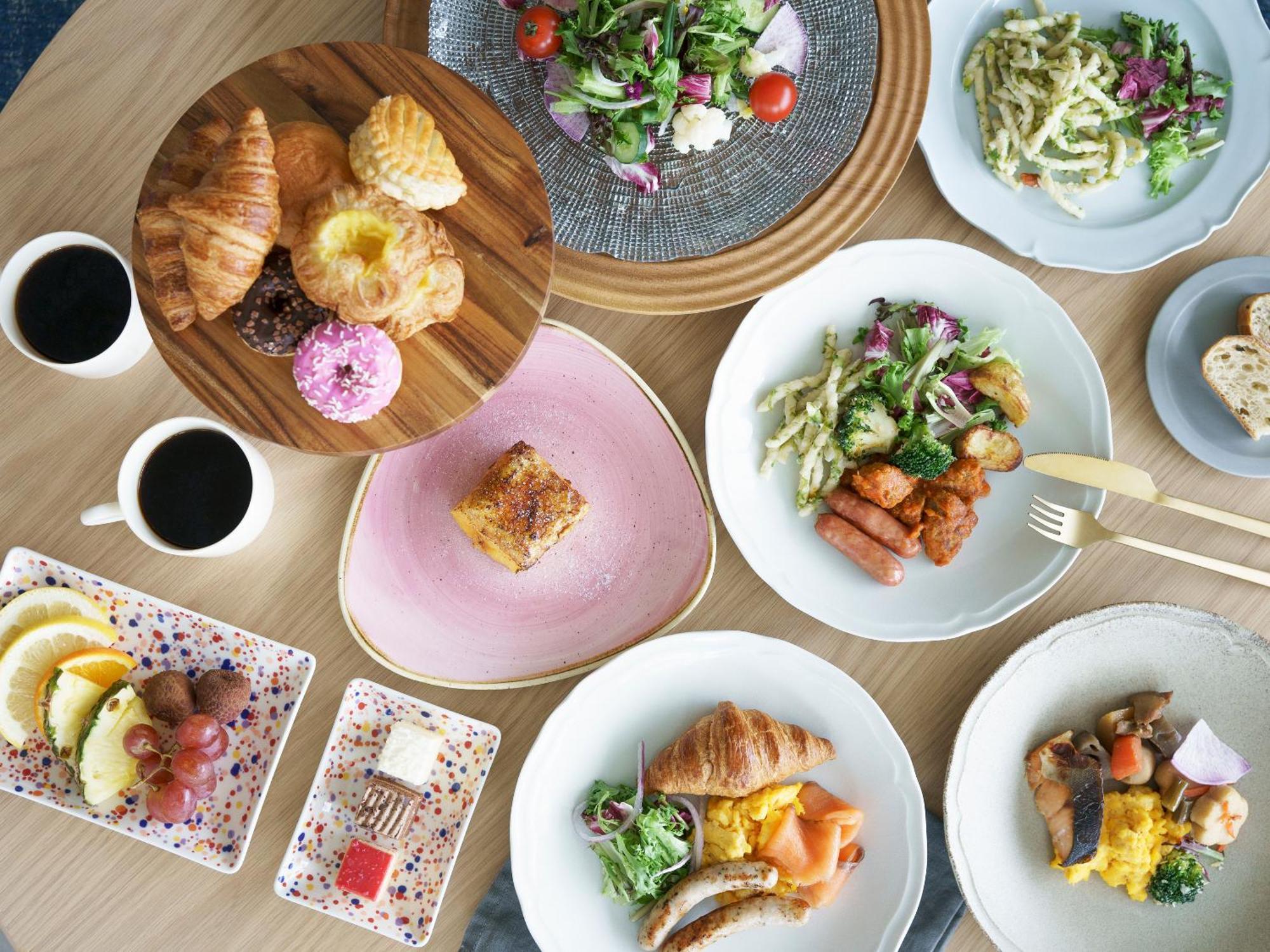 Mitsui Garden Hotel Yokohama Minatomirai Premier المظهر الخارجي الصورة A selection of dishes at the restaurant