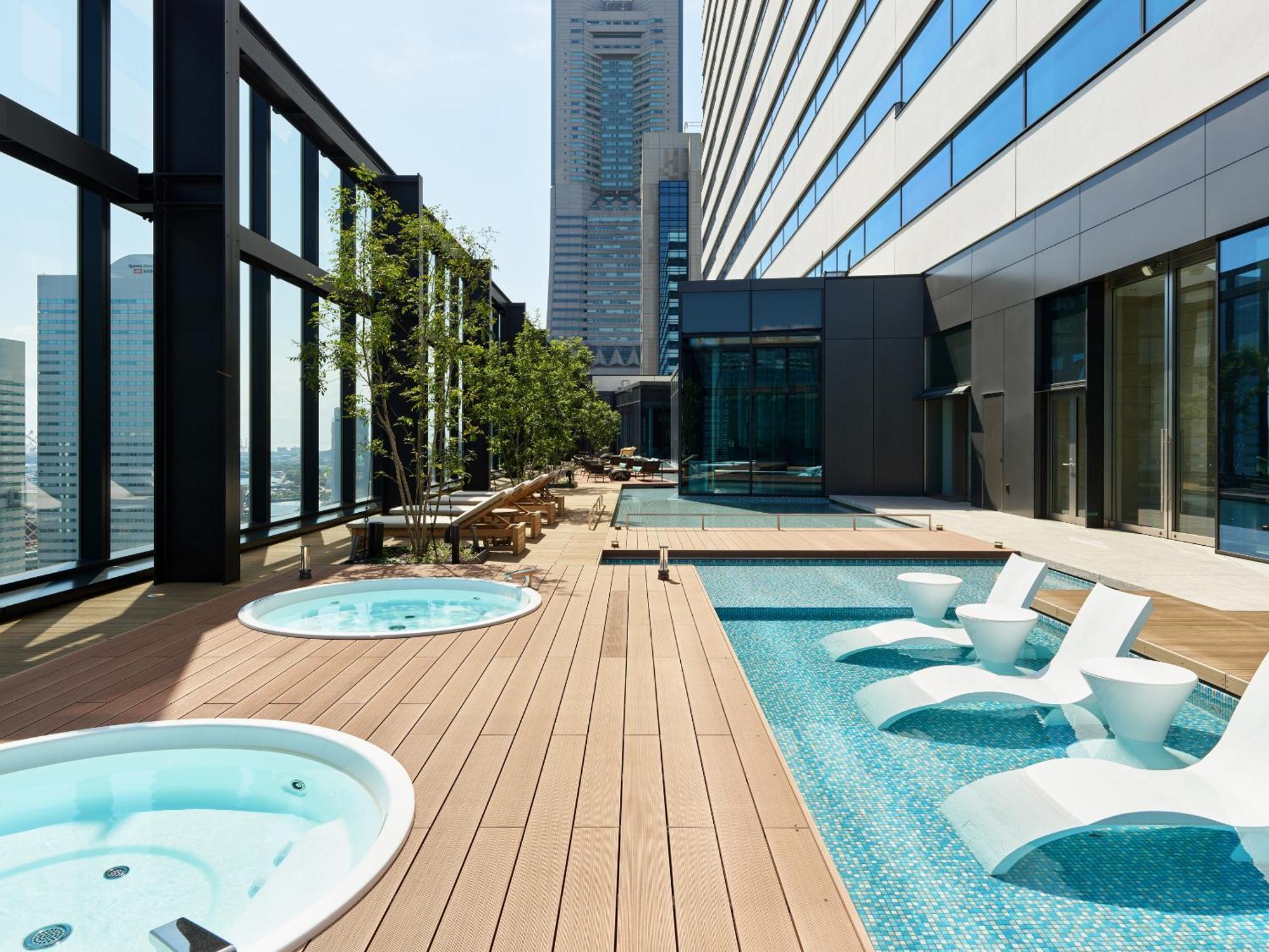 Mitsui Garden Hotel Yokohama Minatomirai Premier المظهر الخارجي الصورة The rooftop pool at the hotel